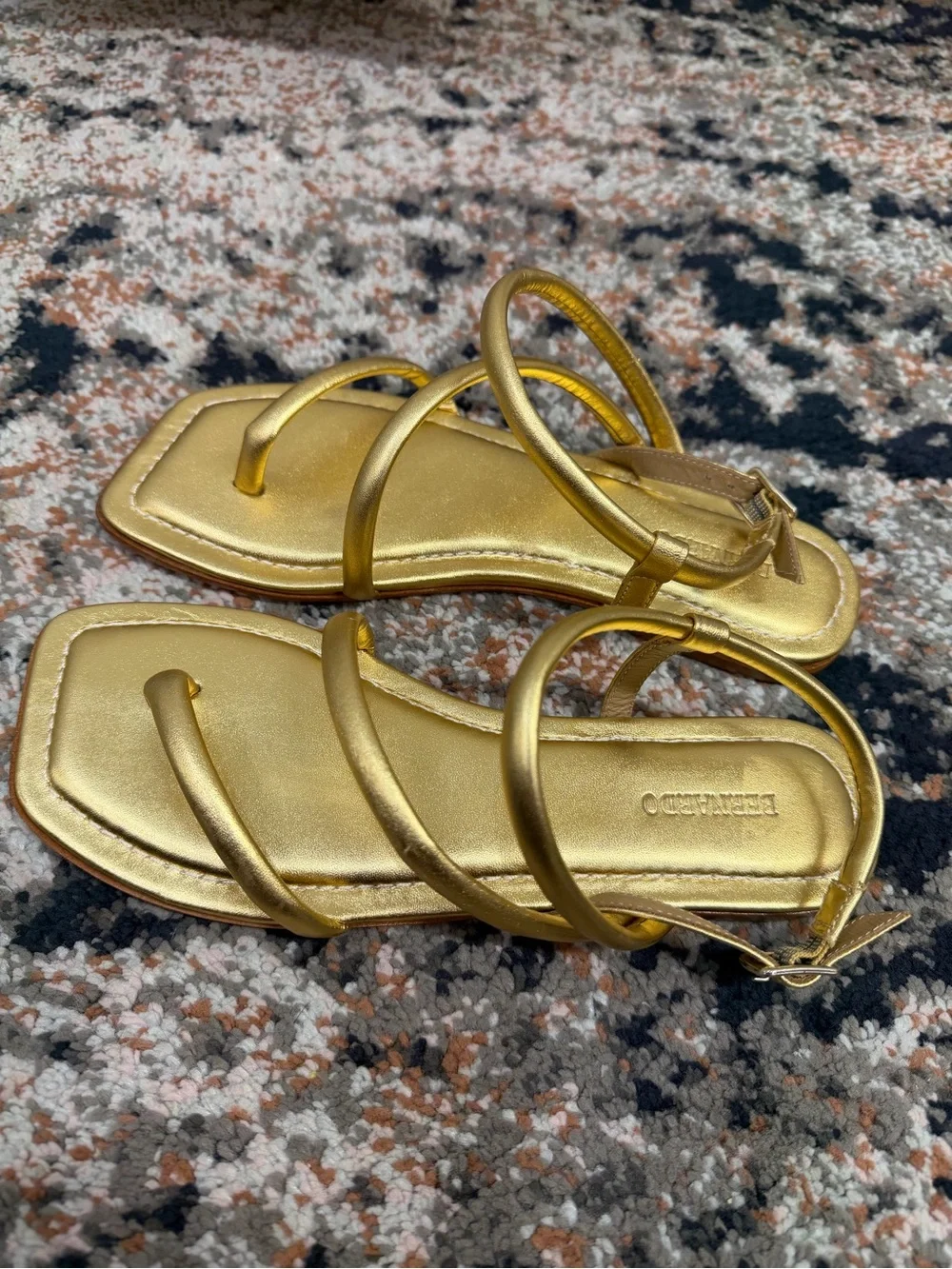 Bernardo Gold Metallic Leather Strappy Toe Loop Sandals Women’s Size 6.5